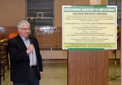 15 de marzo de 2018: El Senador Fontana y el Representante Dan Deasy organizaron una Feria de Empleo la semana pasada en Beechview. Más de 40 organizaciones participaron, reuniéndose con los solicitantes de empleo.