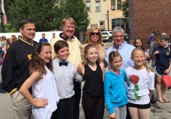 Octubre 1, 2016: Senator Fontana visited the Pittsburgh Musical Theater in the West End where students performed a variety of numbers during their “Dancing in the Streets” days. The annual event is held as part of RADical Days. Senator Fontana is joined here with Rich Hudic, Executive Director of RAD, County Executive Rich Fitzgerald, Colleen Doyno, Pittsburgh Musical Theater Executive Artist Director, along with PMT students.