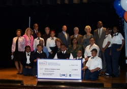 1 de octubre de 2014: El senador Fontana participó en una ceremonia de entrega de cheques organizada por la Bridge Educational Foundation en la escuela St. Benedict the Moor, en el distrito de Hill, el 1 de octubre. 
