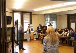 Abril de 2015: Yo estaba orgulloso de co-anfitrión de un Bus Crawl Afterschool que destacó la importancia de los programas extraescolares y el excelente trabajo que se realiza en nuestra región. El condado de Allegheny cuenta con algunos de los mejores programas extraescolares del país y los asistentes pudieron conocer de cerca algunos de los programas disponibles para niños y familias.