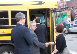 Abril de 2015: Yo estaba orgulloso de co-anfitrión de un Bus Crawl Afterschool que destacó la importancia de los programas extraescolares y el excelente trabajo que se realiza en nuestra región. El condado de Allegheny cuenta con algunos de los mejores programas extraescolares del país y los asistentes pudieron conocer de cerca algunos de los programas disponibles para niños y familias.