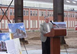 Noviembre 11, 2015: Senator Fontana spoke at a groundbreaking ceremony for the Fort Willow residential project in Lawrenceville. Developers Alex Simakas and Walnut Capital are building apartments that will include a massive public space at the site of a 1930’s foundry.