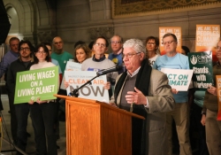 Enero 25, 2018: I joined my colleague Senate Democratic Leader Jay Costa at a press conference with environmental, business and clean energy advocates to speak about the Pennsylvania Climate Change Mitigation Act, Senate Bill 15 (SB 15)