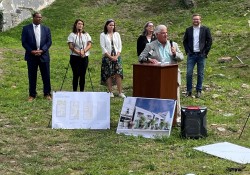 Agosto 16, 2022: Senator Fontana spoke at a press conference on Aug. 16 in Polish Hill hosted by the City of Bridges Community Land Trust that celebrated the groundbreaking of affordable housing. City of Bridges is partnering with the Polish Hill Civic Association for an eight-home development on land that has been largely vacant since a 2007 arson destroyed part of the area.