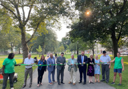 Julio 2021: Senator Fontana participated in a ribbon cutting ceremony at the North Promenade in Allegheny Commons Park which underwent a major rehabilitation. Senator Fontana was happy to help bring a $1 million state RACP grant for the project.