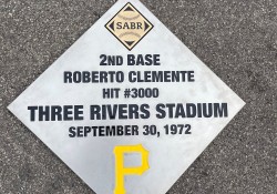 Septiembre 30, 2022: Senator Fontana presented a Senate citation to the family of Roberto Clemente on Sept. 30 at an event that celebrated the 50th anniversary of Roberto’s 3000th hit. The event took place at the site of the former Three Rivers Stadium where Roberto collected his 3000th hit in his final regular season at-bat. Three months later, Roberto died in a plane crash in route to Nicaragua to deliver goods to earthquake victims.
