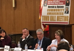 Abril 20, 2017: Senator Fontana, Representative Dan Deasy and Representative Anita Kulik hosted a Town Hall meeting at the McKees Rocks VFW to discuss the heroin and opioid abuse crisis.