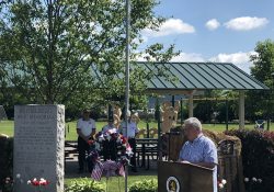 El senador Fontana participó en la ceremonia del Día de los Caídos el lunes por la mañana en el municipio de Heidelberg.