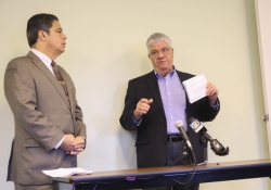 Noviembre 1, 2017: Senator Fontana joined with Senate Democratic Leader Jay Costa and the Consumer Health Coalition at a press conference to inform the public that the open enrollment period on the health insurance marketplace runs through Dec. 15.