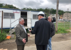 3 de mayo de 2019: El senador Fontana participó en una ceremonia de colocación de la primera piedra en McKees Rocks para la estación de servicio Speedway.