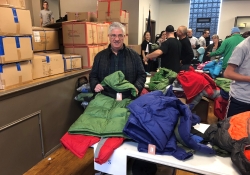 27 de octubre de 2018: El senador Fontana visitó el evento Operation Warm de los Bomberos de Pittsburgh el sábado por la mañana. Ahora en su séptimo año, esta iniciativa de los Bomberos recauda fondos para comprar abrigos de invierno que luego se distribuyen a niños de toda la región.