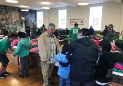 Octubre 28, 2017: Senator Fontana visited with Pittsburgh Firefighters on Sábado at their annual Operation Warm Coats for Kids distribution.