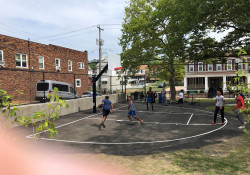 21 de agosto de 2020: El senador Fontana participó en una ceremonia de corte de cinta en Townsend Parklet en Elliot el 21 de agosto. Townsend Parklet recientemente se sometió a una importante renovación, financiada en parte por una subvención estatal de $ 200,000 del Departamento de Conservación y Recreación.