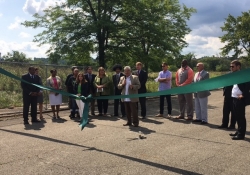Agosto 24, 2017: Senator Fontana spoke at a ribbon cutting ceremony hosted by the Hilltop Alliance on Aug. 24 to commemorate the launch of their Urban Farm project on the site of the former St. Clair Village. This project will be anchored by what one of the largest urban farms in the country.