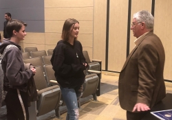 La semana pasada, la senadora Fontana visitó a los estudiantes de la Avonworth Middle School, escuchó sus presentaciones y ofreció su opinión sobre un proyecto que han emprendido sobre las próximas elecciones. La senadora Fontana también participó la semana pasada en una reunión en el instituto Montour con miembros del Consejo Asesor Estudiantil del Director, el Consejo Estudiantil, alumnos del último curso de Sistemas Políticos o Política Americana y miembros de la Alianza Gay-Heterosexual del instituto.