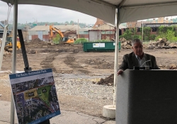 3 de mayo de 2019: El senador Fontana participó en una ceremonia de colocación de la primera piedra en McKees Rocks para la estación de servicio Speedway.