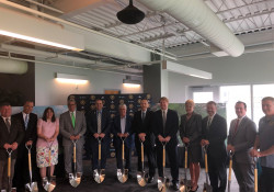 17 de julio de 2019: El Senador Fontana participó en una conferencia de prensa el 17 de julio anunciando la construcción del AHN Montour Health &amp; Sports Medicine Center en Coraopolis. El complejo de salud y deportes de última generación proporcionará una oportunidad sin fin para hacer crecer el deporte del fútbol, mientras que proporciona instalaciones médicas en el lugar.