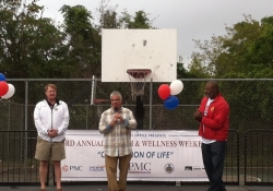 Septiembre 12, 2015: Senator Fontana, along with County Executive Rich Fitzgerald, spoke at the Community Appreciation Day held at Kennard Field in the Hill District hosted by Representative Jake Wheatley. The event was part of the Health and Wellness Weekend, an effort to increase health awareness and motivate participants to live an active, sustainable and healthier lifestyle.