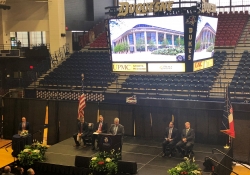 El senador Fontana habló en una rueda de prensa celebrada el 23 de octubre en la Universidad de Duquesne, en la que la escuela anunció planes para una renovación integral del A.J. Palumbo Center. Las nuevas instalaciones se llamarán UPMC Cooper Fieldhouse en honor de la leyenda del baloncesto masculino y pionero de la NBA Chuck Cooper, que capitaneó el equipo de baloncesto masculino de la Universidad de Duquesne antes de convertirse en el primer afroamericano en ser reclutado por la NBA en 1950. El senador Fontana se enorgullece de haber contribuido a la obtención de una subvención del Programa Capital de Ayuda a la Reurbanización (RACP) que se utilizará para el proyecto.